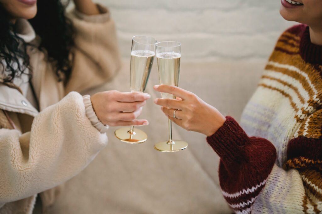 Stanna upp och njut - tvi kvinnor som skålar i champagne